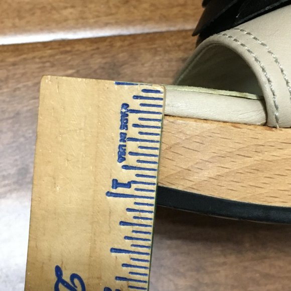 CHANEL Cream and Black Sandals with Elegant Flower Detail - Picture 14 of 16